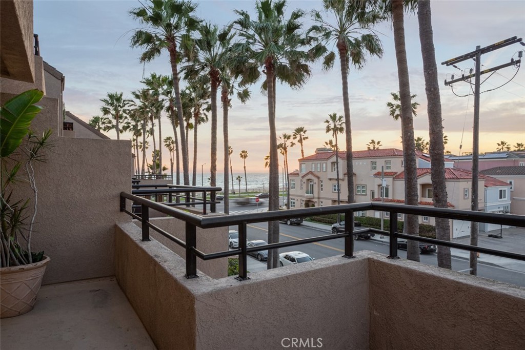 1200 Pacific Coast 325, Huntington Beach — photo 2