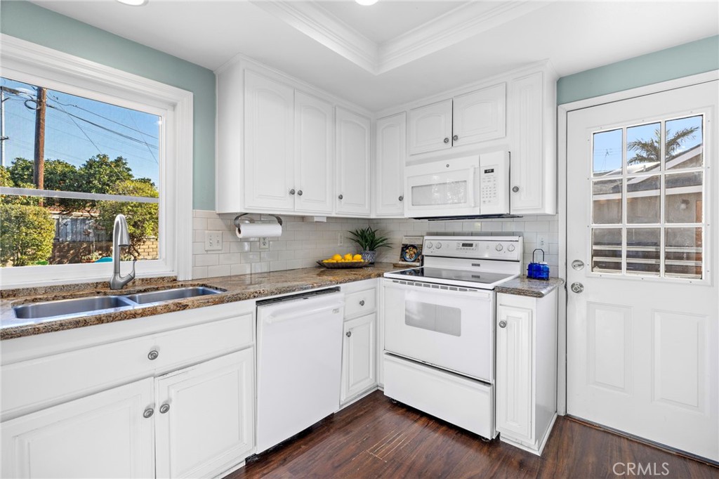 17742 Collins Circle, Huntington Beach — photo 8