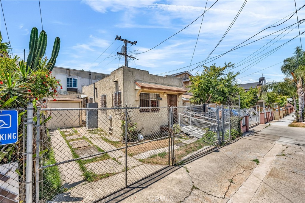 1819 Cerritos Avenue, Long Beach — front exterior