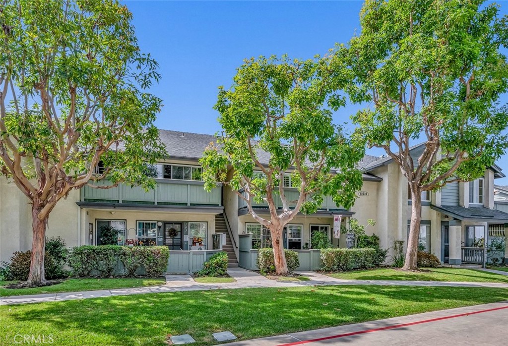 18232 Parkview Lane 202, Huntington Beach, CA — sold by The Aventus Group