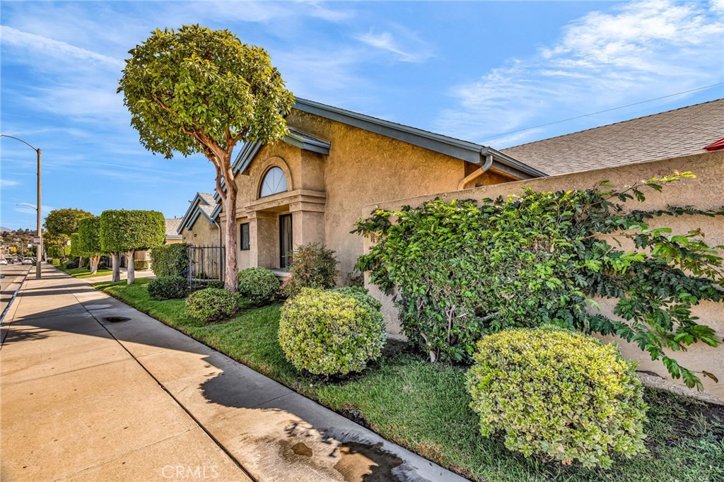 320 N Montebello, Montebello — front exterior